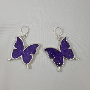 Paarse glitter vlinder oorbellen