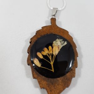 Gele gedroogde bloemen ketting