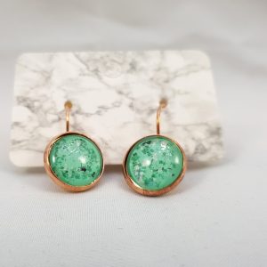 Groene vlokken handgeschilderde goud kleurige hang oorbellen