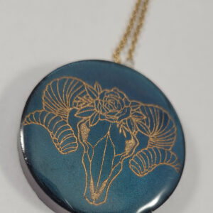 Ram schedel met roos ketting