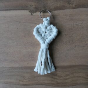 Sleutelhanger macramé hartje wit