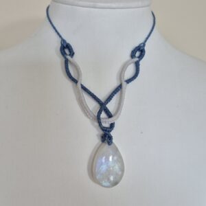Carin's Macramé ketting tweekleur met Regenboog maansteen