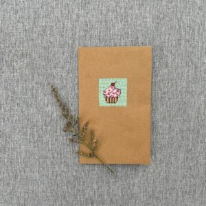 Handgeborduurde wenskaart |Cupcake|