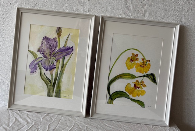 gele bloemen en een paarse bloem